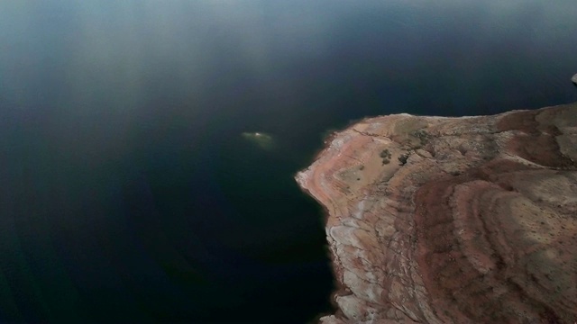 黄昏无人机镜头鲍威尔湖，瓦瓦普湾附近的Page亚利桑那州视频素材