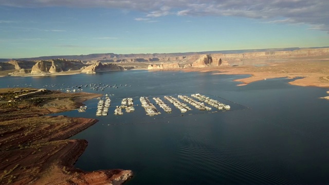 黄昏无人机镜头鲍威尔湖，瓦瓦普湾附近的Page亚利桑那州视频素材