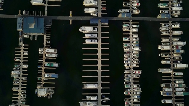 无人机向下拍摄亚利桑那州鲍威尔湖瓦韦普湾码头视频素材