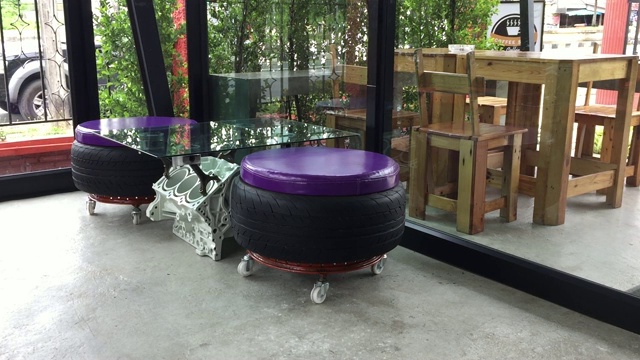桌子和椅子座位在咖啡咖啡馆的场景视频素材
