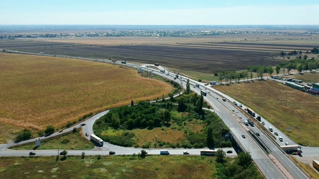 罗马尼亚Ploiesti西侧出口的重要路口，鸟瞰图显示大量的交通，交通基础设施视频素材