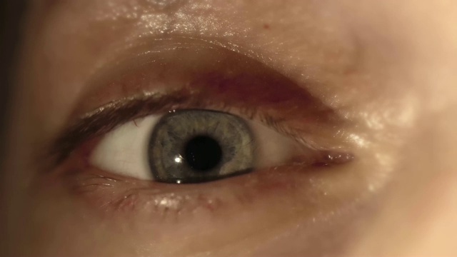 一个绿色男性眼睛虹膜收缩的极端特写视频素材