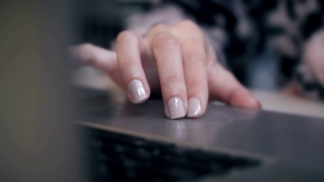 女性正在用笔记本电脑写作和工作视频素材