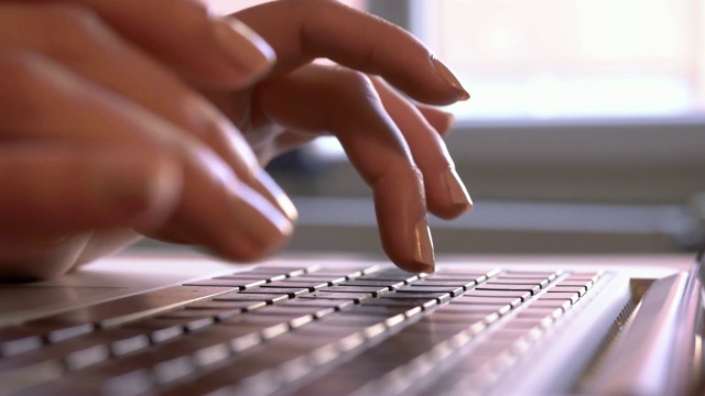 女性正在用笔记本电脑写作和工作视频素材