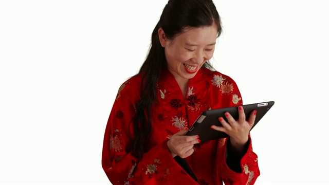 近距离的千禧女性微笑和阅读平板设备的拷贝空间视频下载