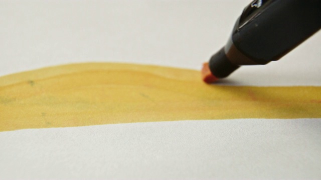 黄色的钢笔视频素材