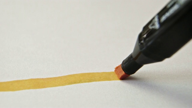 黄色的钢笔视频素材