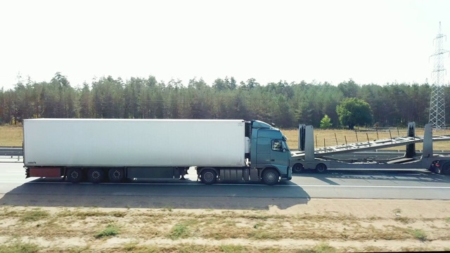 摄像机跟踪高速公路上卡车的行驶视频下载