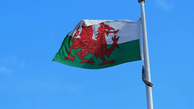 蓝天下飘扬的威尔士旗视频下载