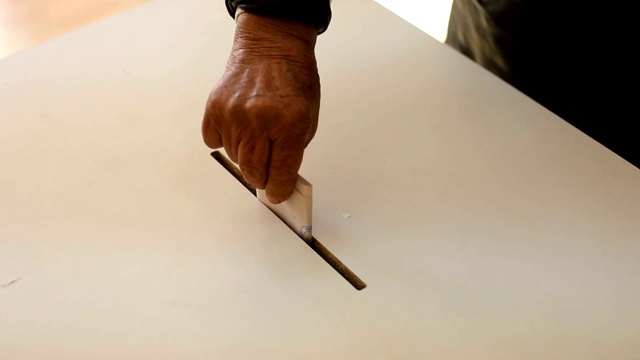 投票人在投票站投票的人视频素材