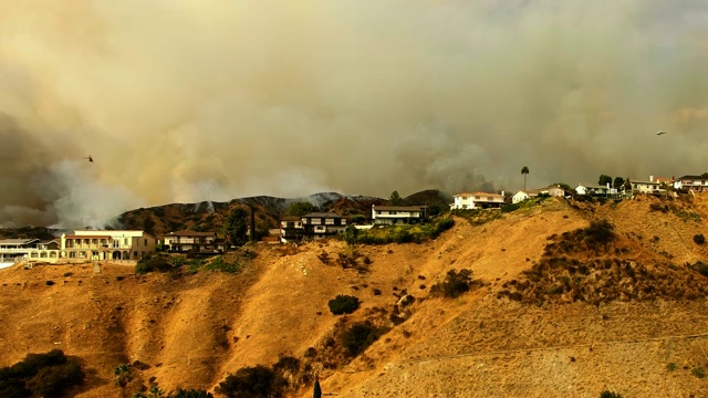 直升机飞过毁灭性的社区野火视频素材