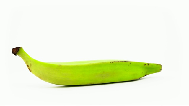 一整个绿色烹饪穆萨香蕉。在转盘上旋转。孤立在白色背景上。特写镜头。宏。视频下载