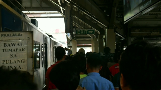 马尼拉火车站的人群视频素材