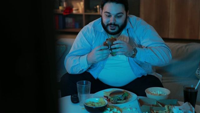 超重男子吃汉堡视频素材