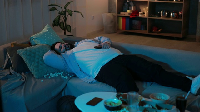 疲倦的人睡在沙发上视频素材