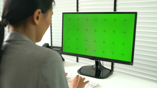 女商人使用电脑绿屏视频素材