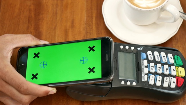 使用绿屏NFC技术的智能手机支付视频下载