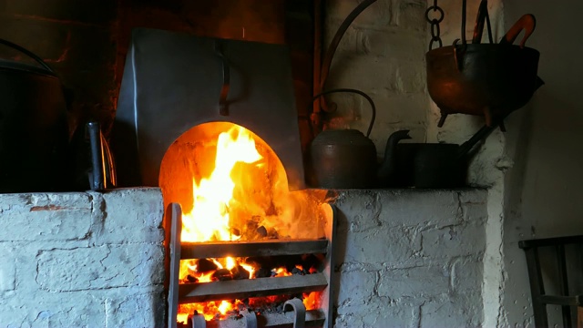 有黑锅和明火的旧厨房炉灶视频素材