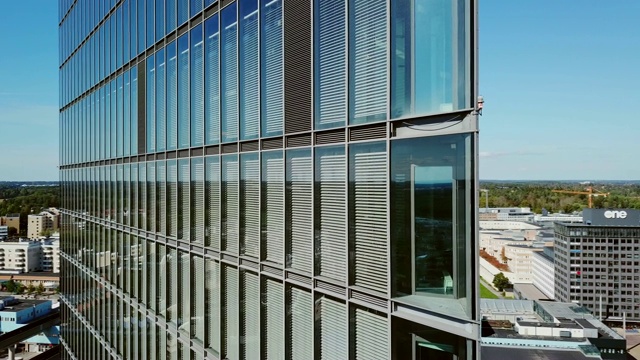 现代玻璃和钢铁建筑的特写视频素材