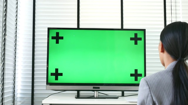 女商人的绿色屏幕桌面电脑视频素材