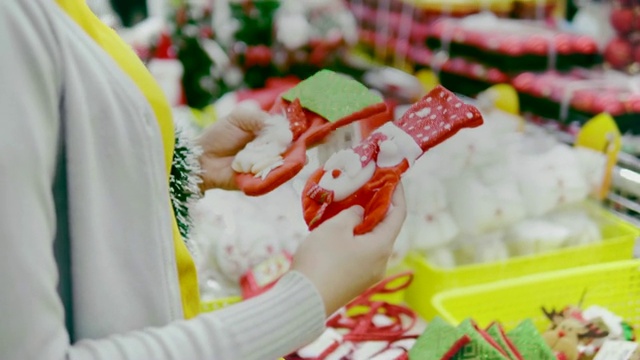 一名泰国妇女周末在超市运送圣诞装饰品视频下载