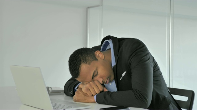 睡在办公桌上的非裔美国商人视频下载
