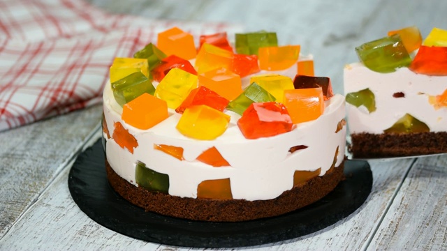 彩色果冻蛋糕。一块蛋糕碎玻璃视频素材