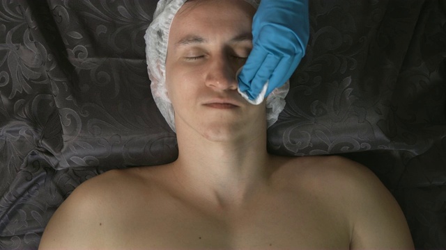 在水疗中心做面部清洁治疗的帅哥视频素材