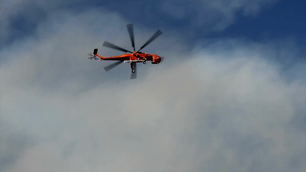 加州大火的4K视频，天空起重机向火上洒水视频下载