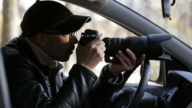 间谍，狗仔队或侦探在车里拍摄。视频素材