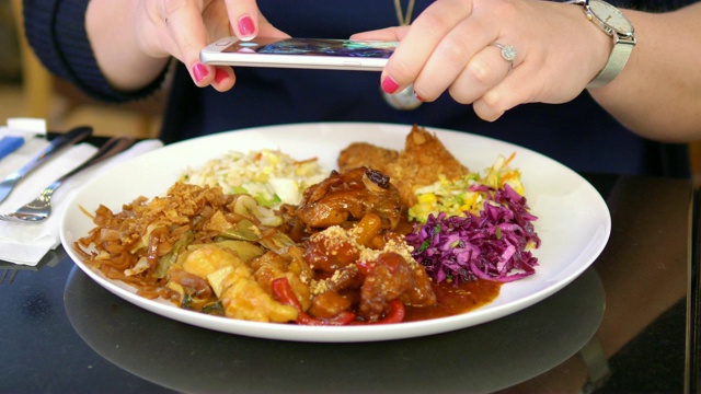 一名女子在亚洲餐厅用餐，以每秒60帧的4k慢镜头拍摄视频素材