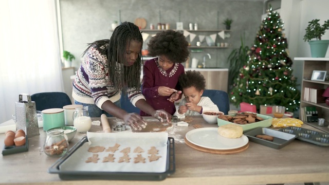 烤圣诞饼干——他们最喜欢的家庭传统视频素材