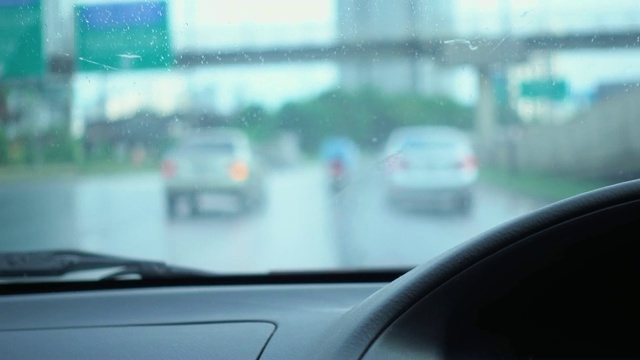 在路上下雨的时候透过车窗看视频素材