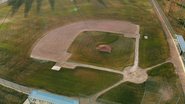 无人机拍摄的一个空棒球场/钻石日落/日出视频下载