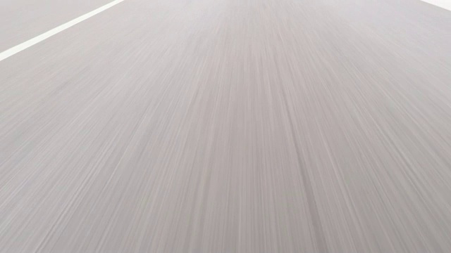 高速公路上飞驰的汽车视频素材