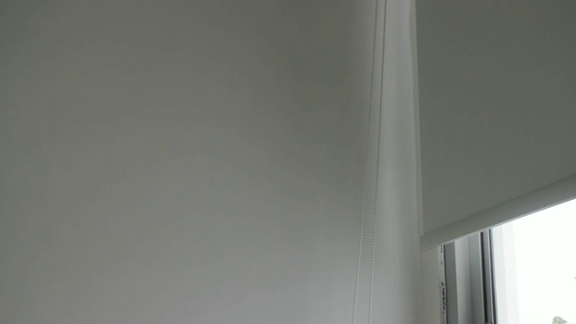 调节白色百叶窗的高度使用绳索视频素材