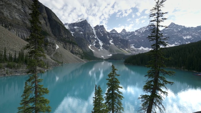 加拿大碧蓝冰碛湖的下午盘视频素材