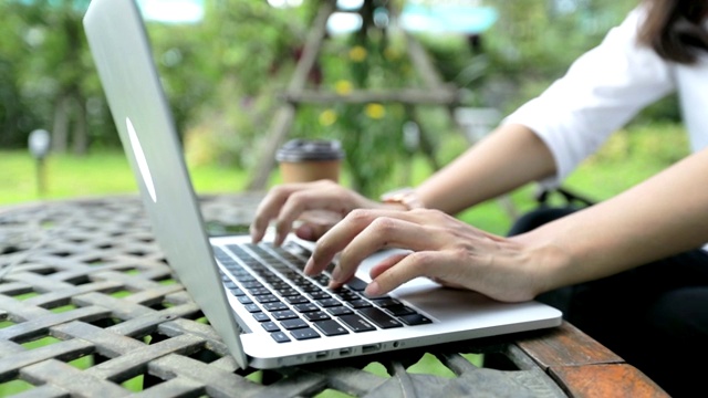 手女人在电脑键盘上输入数据，慢动作视频素材