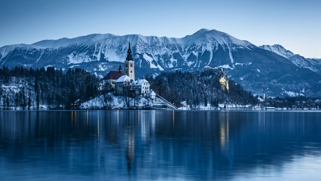 湖流血时间流逝与流血岛和流血城堡在冬季日出，斯洛文尼亚视频下载
