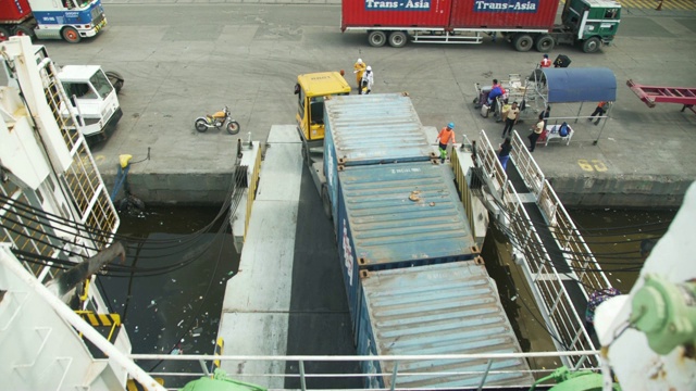 马尼拉工业码头用卡车运输的集装箱视频下载