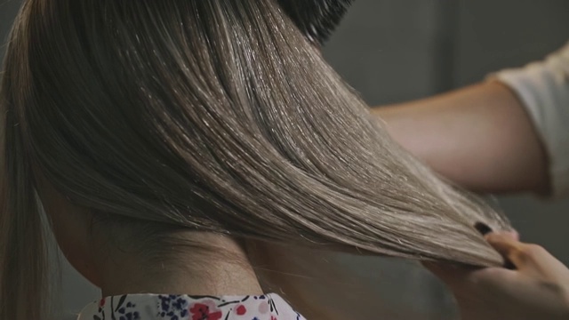 近距离拍摄的女人有她的头发直发在发廊在慢动作视频素材