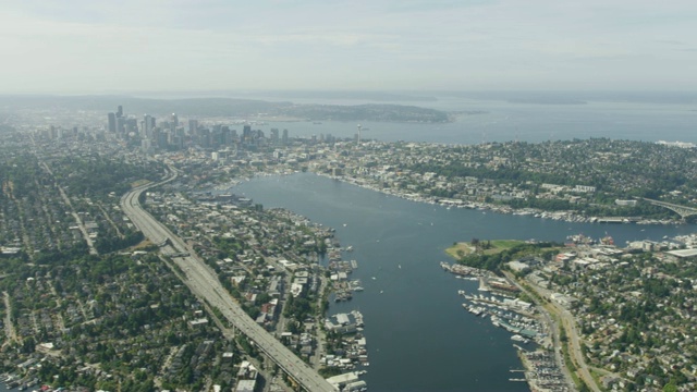宽广的西雅图市中心与湖联盟在前景视频下载
