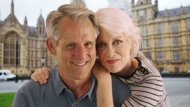 威斯敏斯特宫附近一对可爱的老年夫妇的肖像视频下载