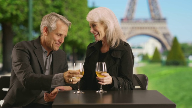 幸福的成熟夫妇在巴黎喝着一杯葡萄酒视频下载