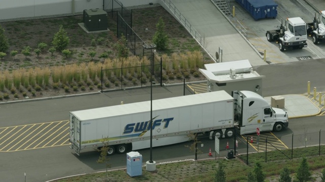 放大一辆卡车在亚马逊仓库登记的镜头视频下载