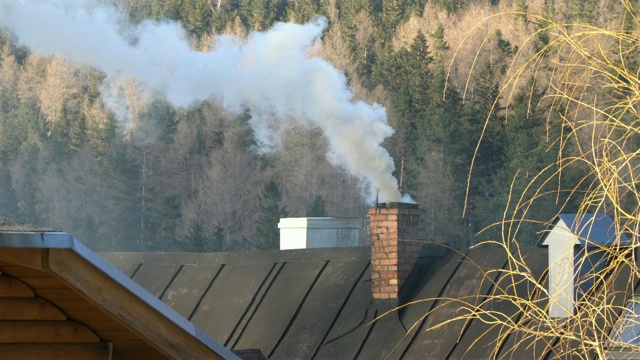 烟从烟囱里冒出来。屋顶上的管子。烟囱。视频素材