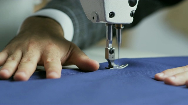 一个裁缝用缝纫机的手视频下载