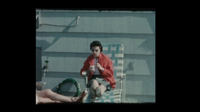 1961年，一个穿着红毛衣的小男孩在后院跑来跑去视频素材