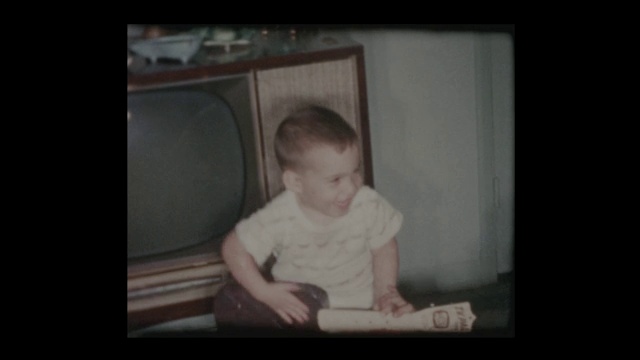 1961年2岁的小男孩弹玩具吉他视频素材