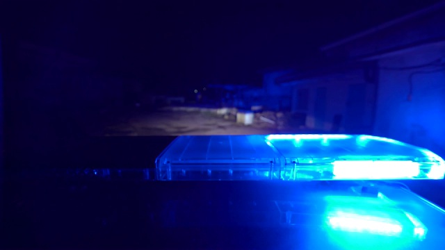 POV驾驶着警车，夜间有蓝红色的应急灯闪烁视频素材